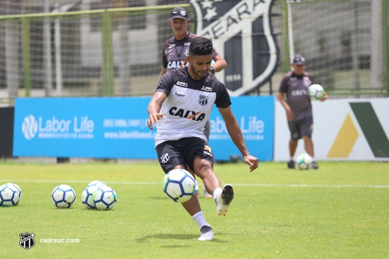 Antes de seguir viagem para Recife, elenco alvinegro realiza treino no Estádio Vovozão