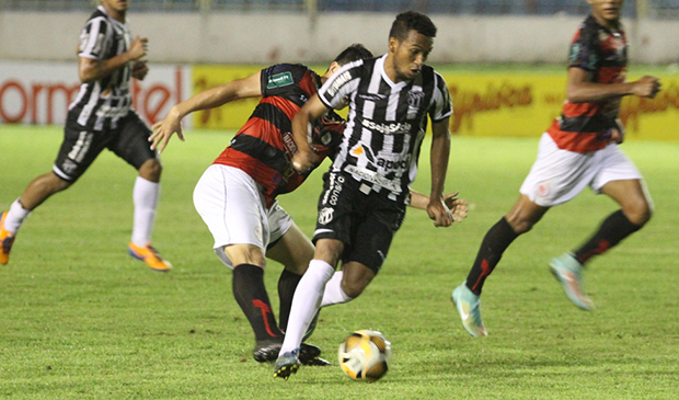 Com gols de laterais, Ceará bate Guarany (S) fora de casa