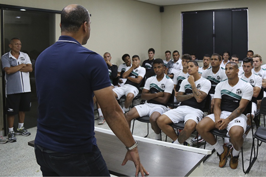 Técnico Sérgio Soares conversa com elenco alvinegro: “Meu treino é intenso, meu time é mais ainda”