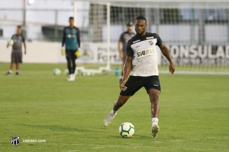 Luiz Otávio e William Oliveira e Lima treinam normalmente em tarde de treino em Porangabuçu 