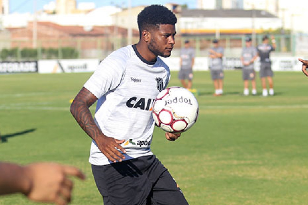 Com vaga no time titular, Rafael Carioca comemora oportunidade contra o Juventude