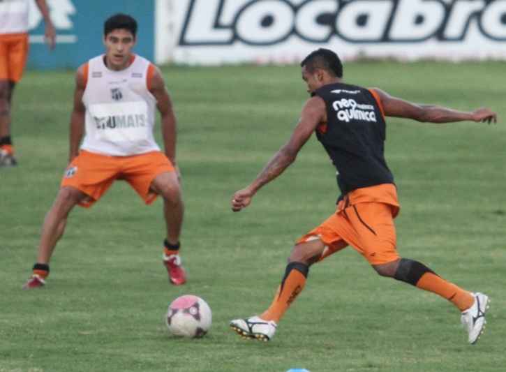 Liberado pelo DM, Rogerinho inicia treinos com bola