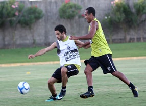 Estevam Soares relacionou 20 atletas para jogo contra Palmeiras