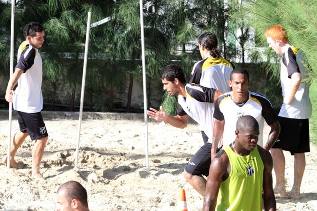 Grupo suou a camisa em treino físico na caixa de areia