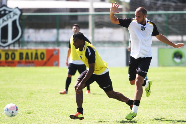 Antes de viajar, time do Ceará treinou em Porangabuçu