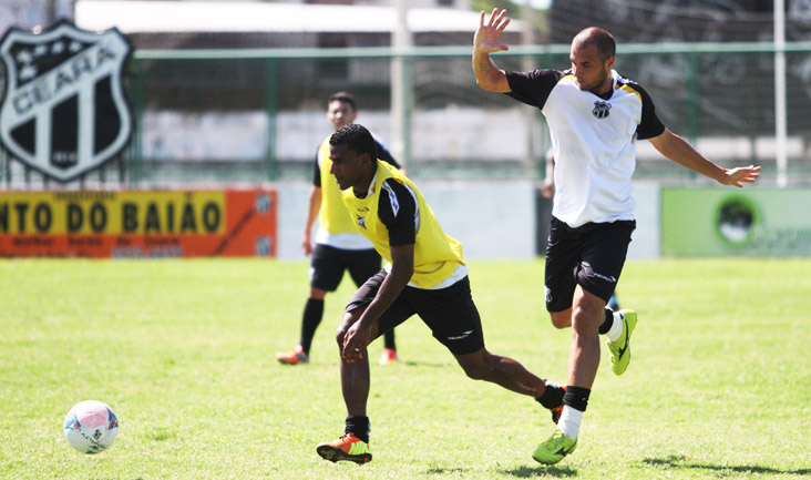 Antes de viajar, time do Ceará treinou em Porangabuçu