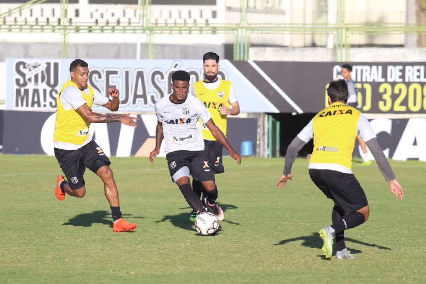 Antes da viagem para Belém, Ceará realiza treino coletivo no Estádio Vovozão
