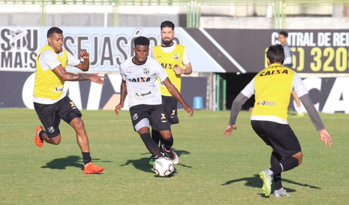 Antes da viagem para Belém, Ceará realiza treino coletivo no Estádio Vovozão