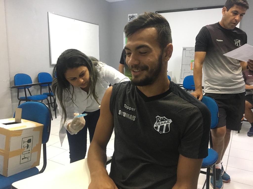 Nesta terça-feira, atletas da base participaram de mutirão de vacinação na Cidade Vozão