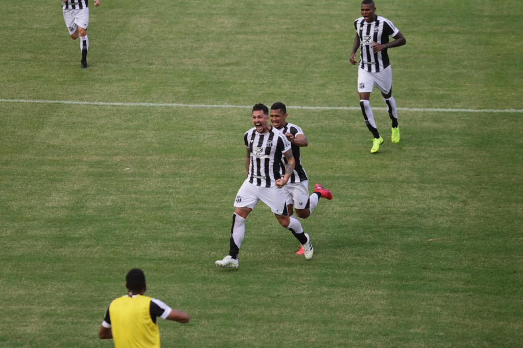 Com gol de Vina, Ceará vence o Vitória e se classifica à semifinal da Copa do Nordeste