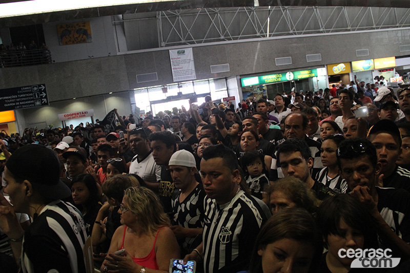 [12-04] Desembarque do elenco alvinegro - 3