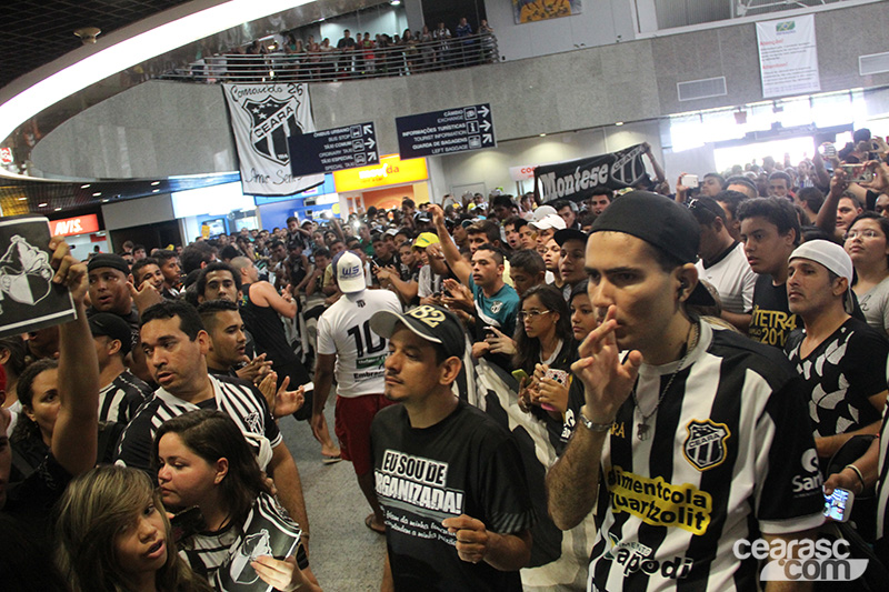 [12-04] Desembarque do elenco alvinegro - 4