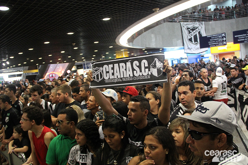 [12-04] Desembarque do elenco alvinegro - 5