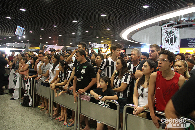 [12-04] Desembarque do elenco alvinegro - 6