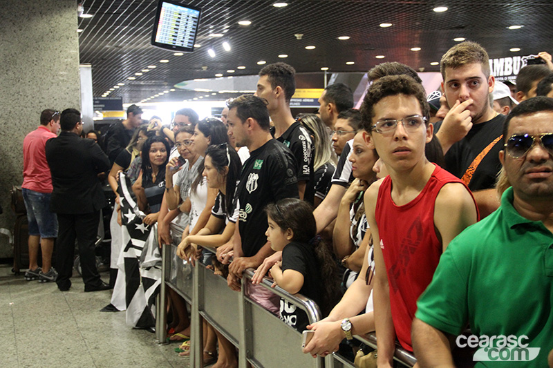 [12-04] Desembarque do elenco alvinegro - 7