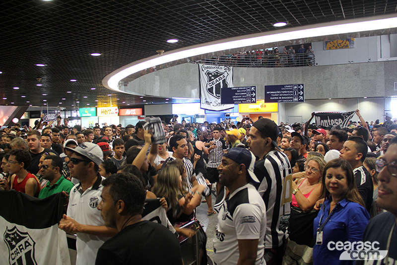 [12-04] Desembarque do elenco alvinegro - 11