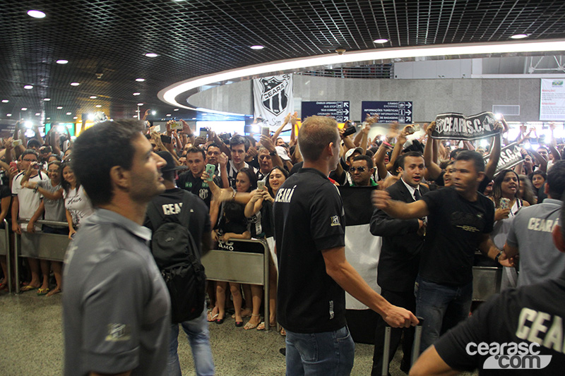 [12-04] Desembarque do elenco alvinegro - 15