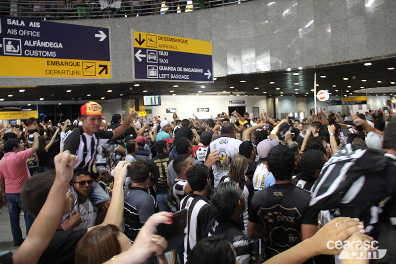 [12-04] Desembarque do elenco alvinegro - 16