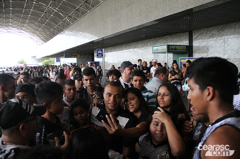 [12-04] Desembarque do elenco alvinegro - 19