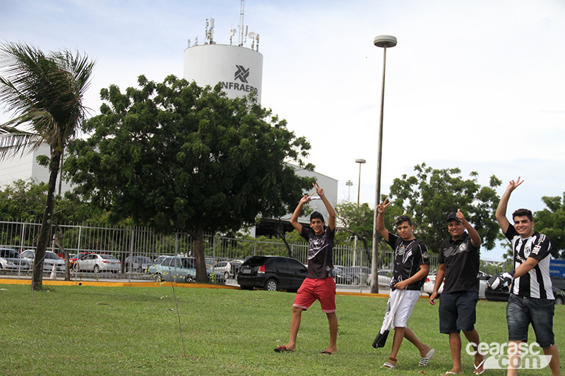 [12-04] Desembarque do elenco alvinegro - 23