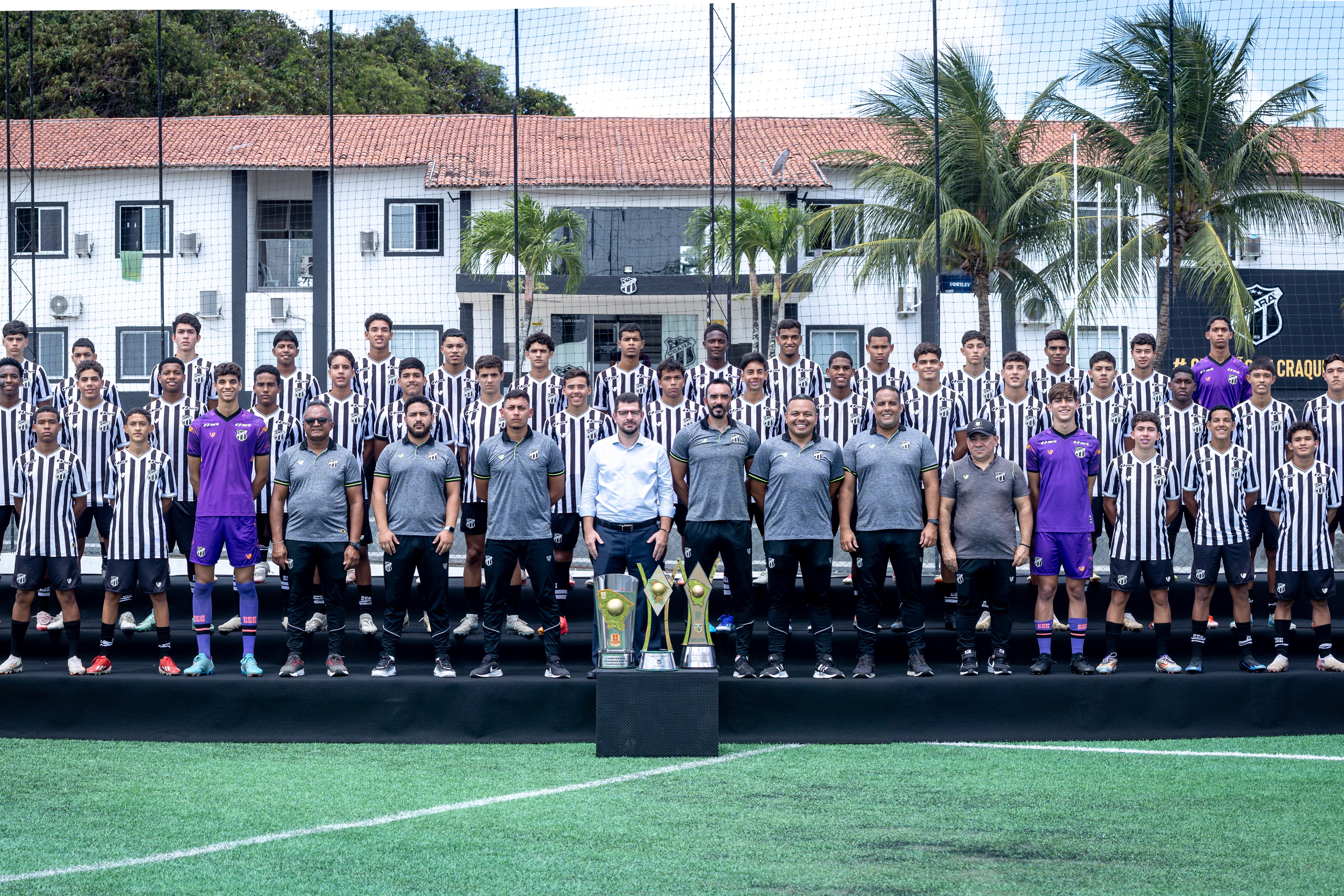 Sub-15: Elenco alvinegro encerra as atividades da temporada com a foto oficial do inédito tricampeonato cearense