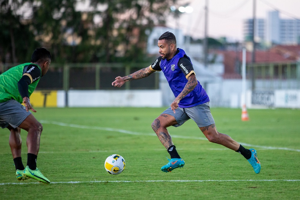 Ceará faz último treino em solo cearense antes da viagem para encarar o Juventude