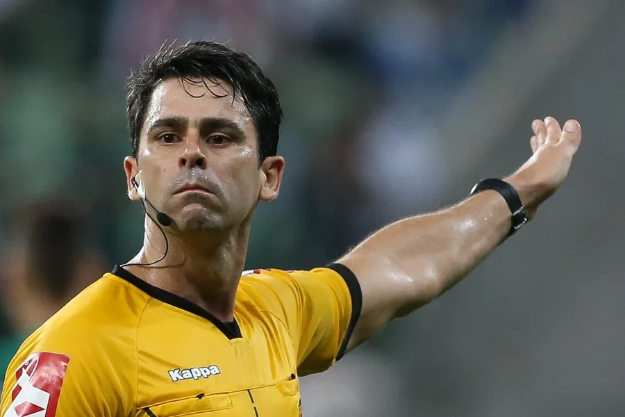 Camp. Brasileiro: Flávio Rodrigues de Souza/FIFA-SP apita a partida do Ceará diante do Fluminense no Maracanã