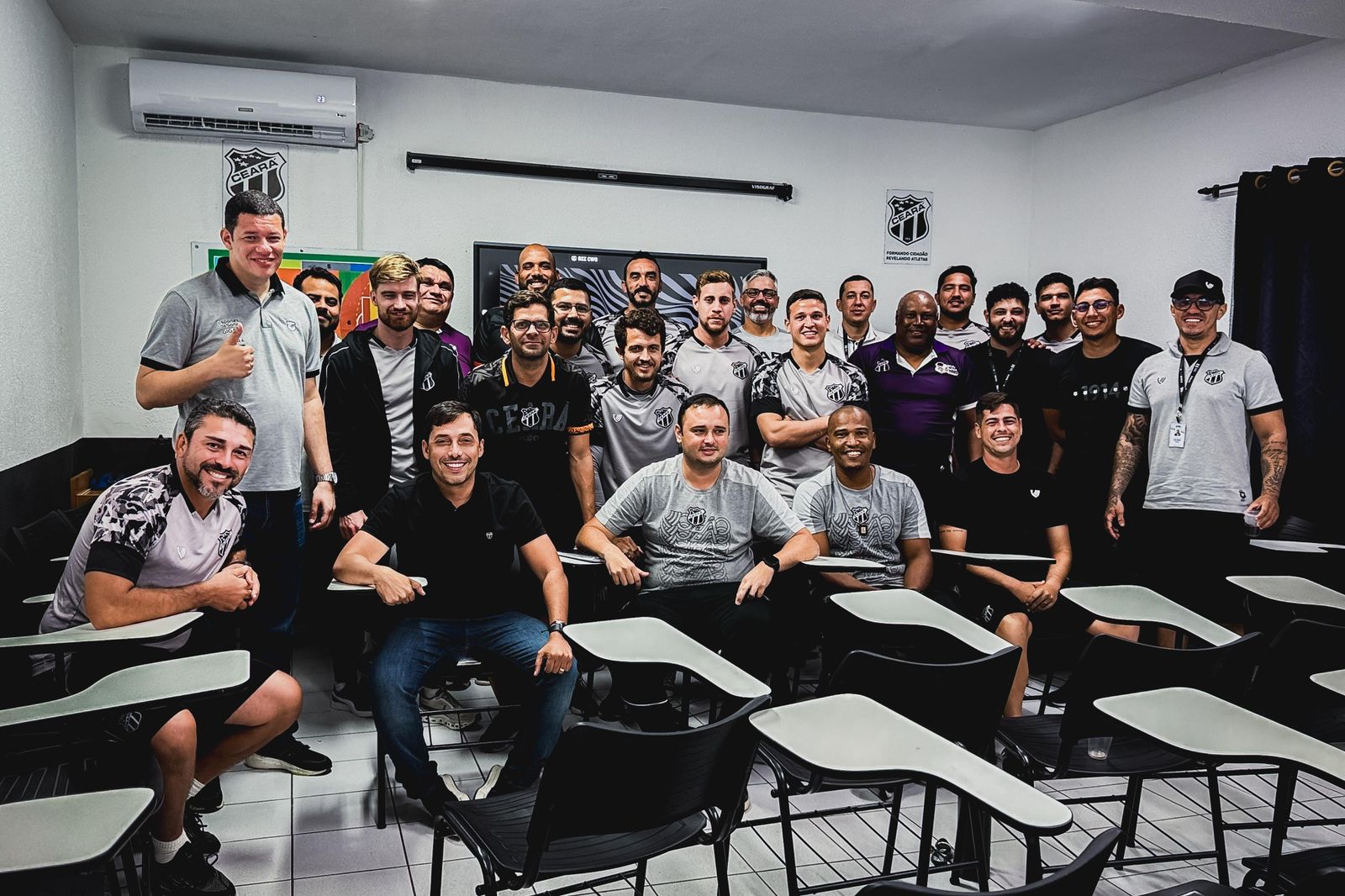 Analista de desempenho do Ceará, Rennato Bennata, ministra palestra para profissionais da base na Cidade Vozão