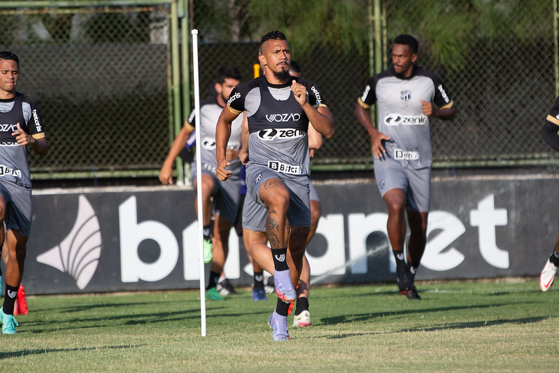 Dois dias antes de encarar o Atlético/MG, elenco treina em casa e embarca para BH