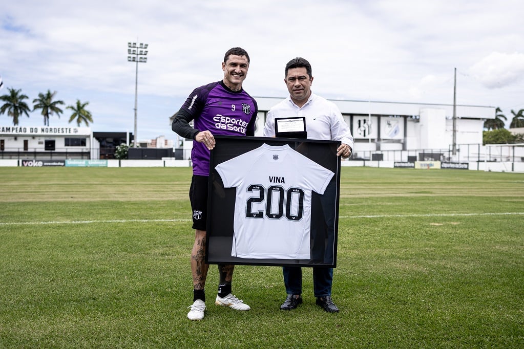 Com 200 jogos pelo Ceará, Vina é homenageado em Porangabuçu: “Motivo de muito orgulho”