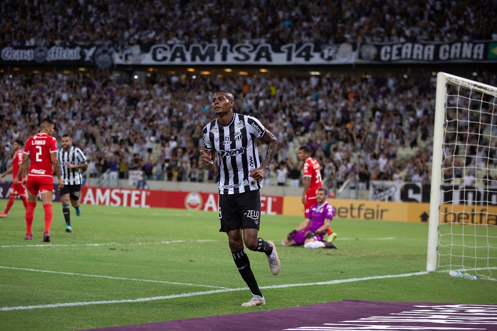 Cléber comemora atuação contra na goleada alvinegra: “Esse era um jogo que eu esperava fazer diante do nosso torcedor”