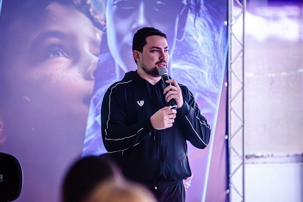 Fernando Martilis, assistente social da base, recebe prêmio de gestão profissional na FutEdu Summit 2025