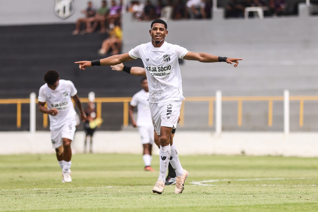 Autor de cinco gols na goleada por 10 a 0 diante do Juazeiro pelo Estadual Sub-20, Zé Antônio celebra: “Agradeço a Deus”