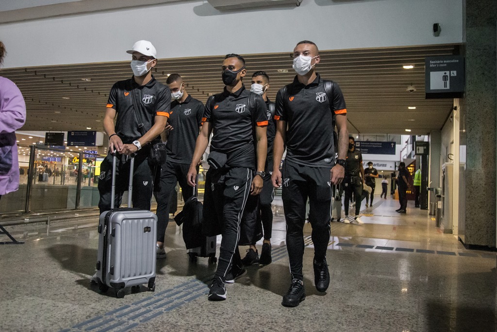 Dois dias antes de enfrentar o Internacional, elenco alvinegro embarca para Porto Alegre