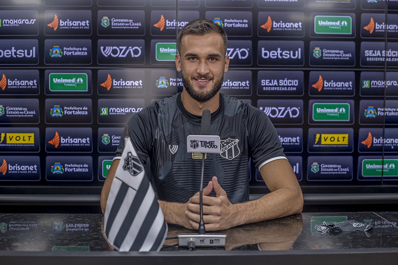 Goleiro Vinícius Machado é apresentado e exalta profissionalismo do Ceará no futebol nacional