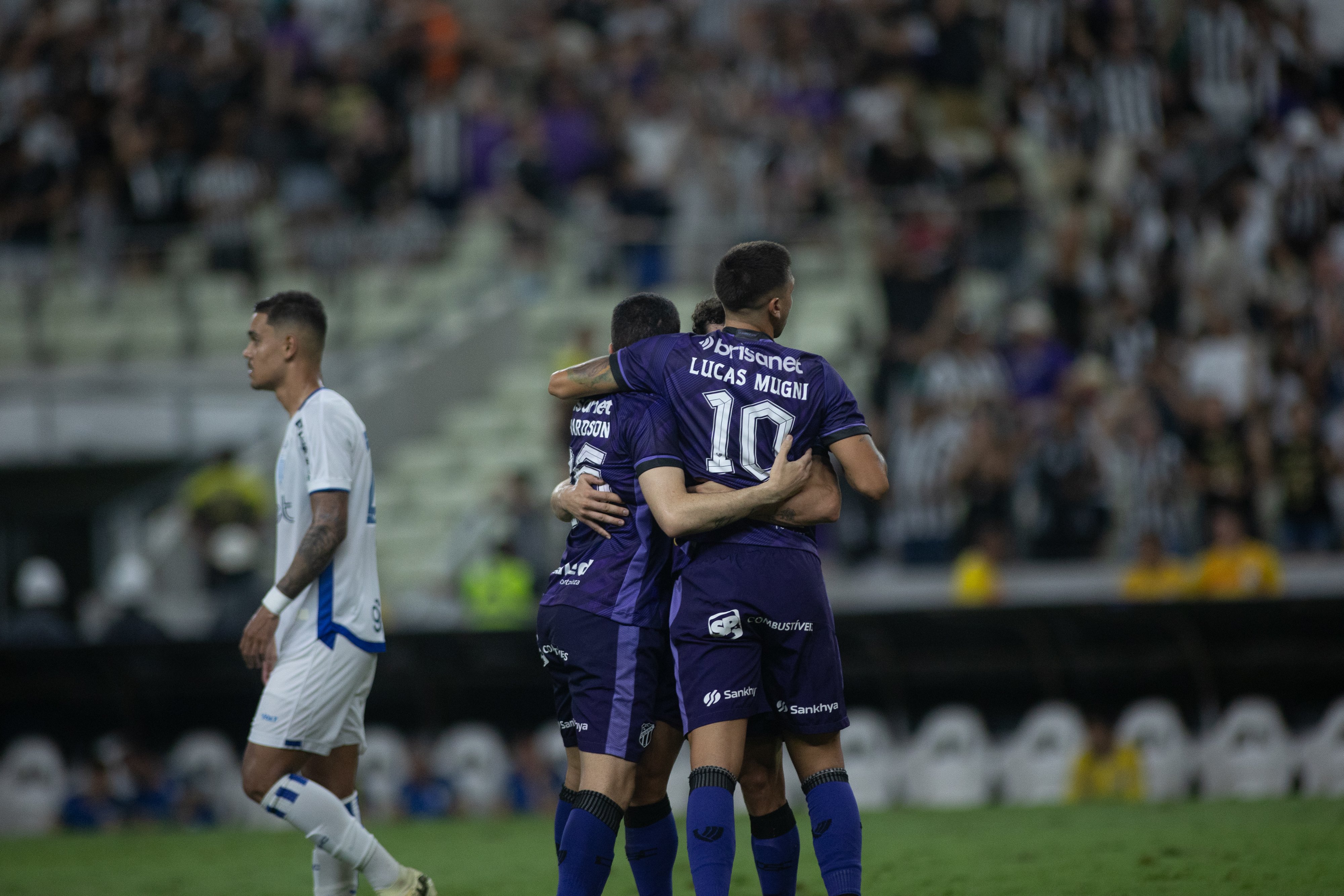 Com gols de Pulga e Mugni, Ceará vence Avaí pela 35ª rodada da Série B