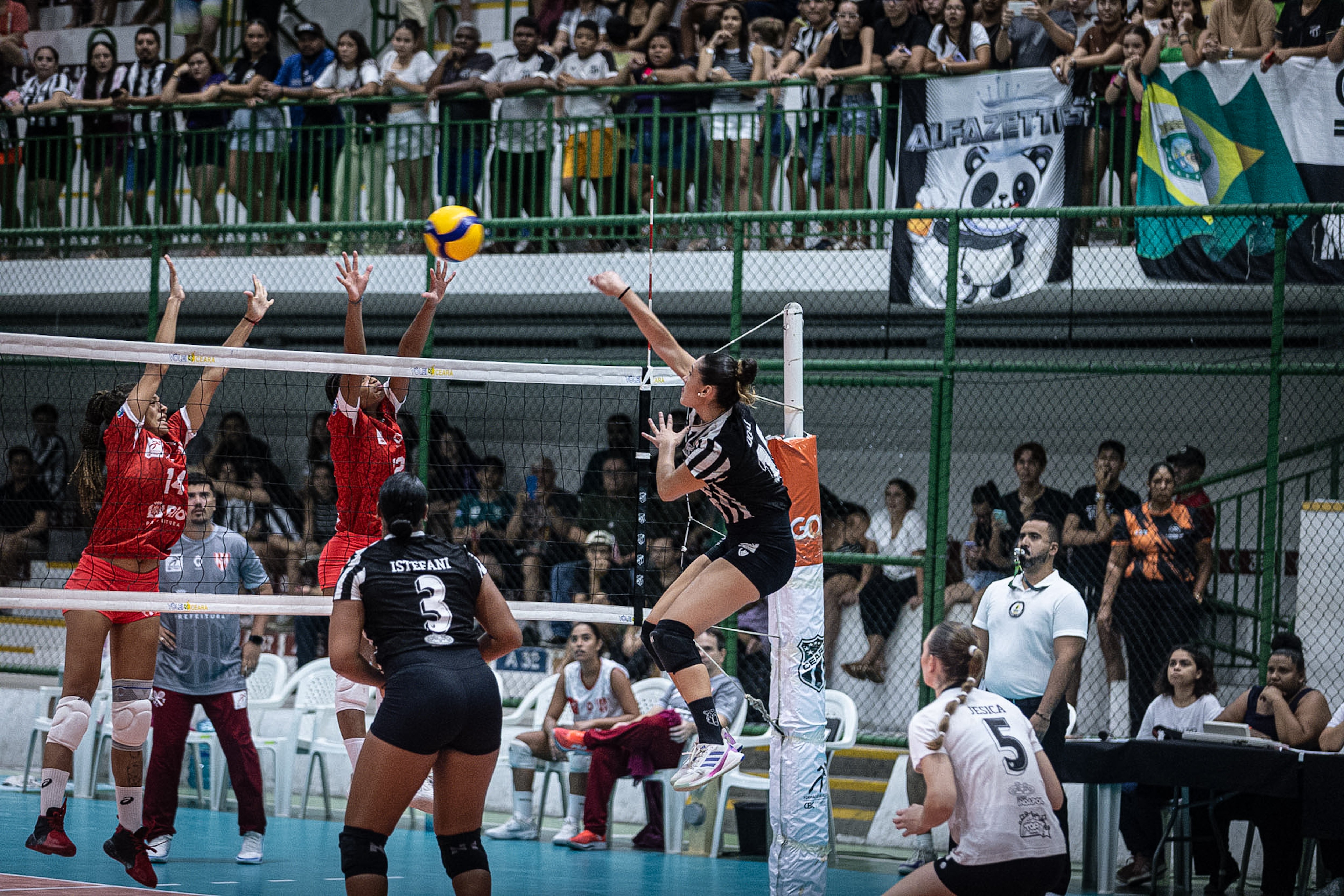 Vôlei: Com recorde de público, Ceara luta até o final, mas é superado pelo Tijuca