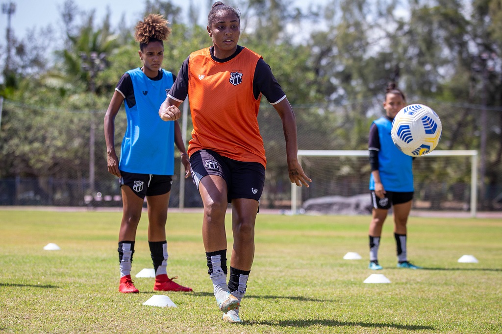 Fut. Feminino: Titular nos dois primeiros jogos do Vozão no Campeonato Cearense, Ray fala sobre Clássico-Rei