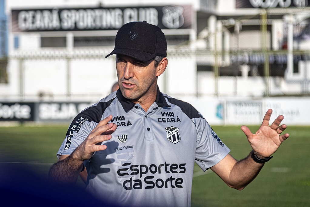 Ainda na Capital, Condé comanda último treino alvinegro para enfrentar o Palmeiras