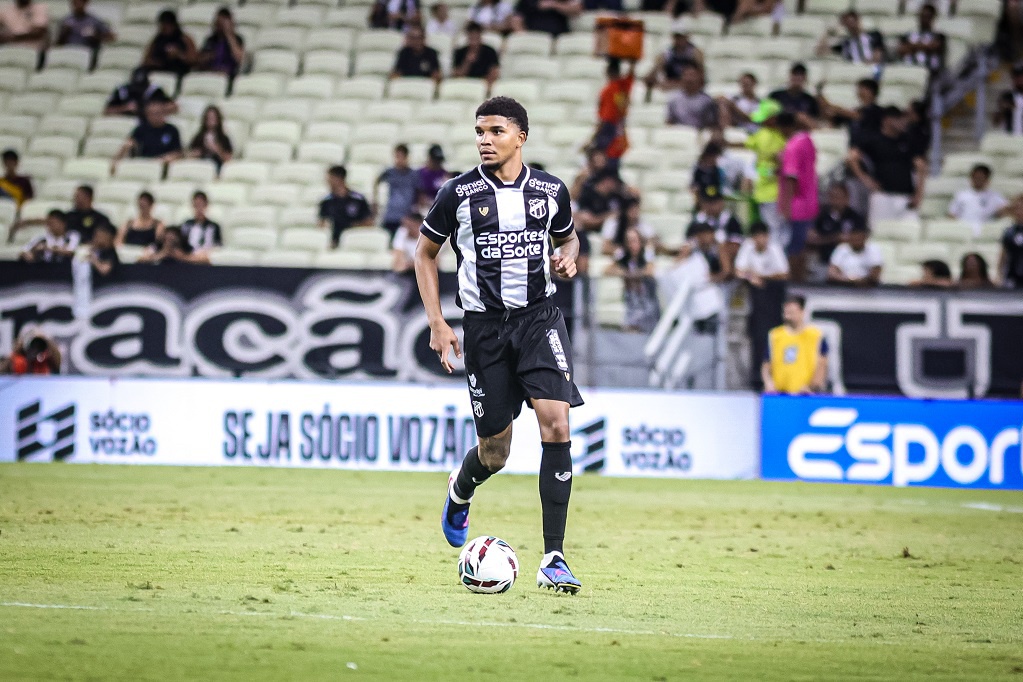 Gabriel Silva celebra vitória e agradece as oportunidades de atuar com a camisa do Ceará: “Muito feliz por isso”