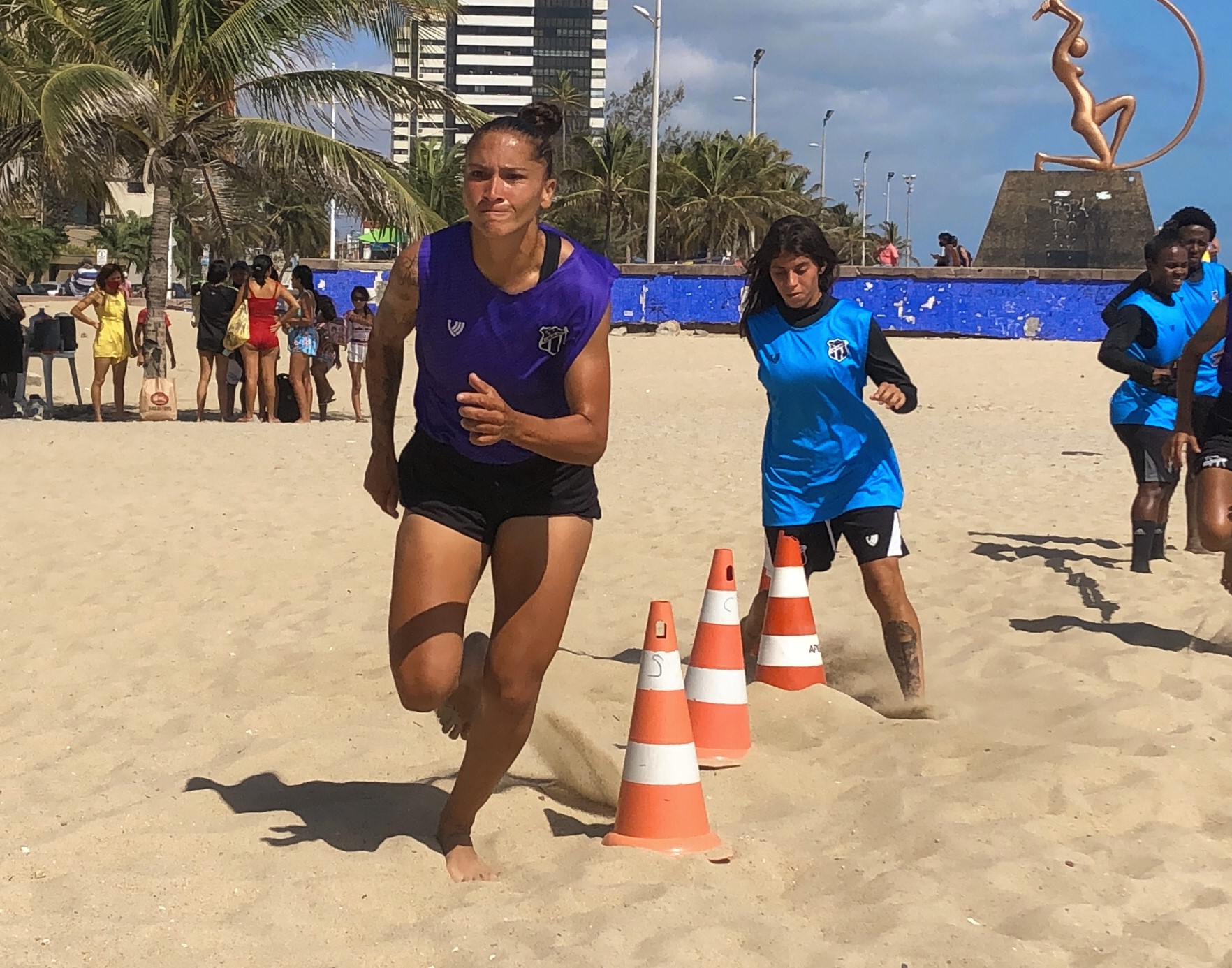 Fut. Feminino: Focando na parte física, elenco alvinegro realiza atividade no aterro da Praia de Iracema