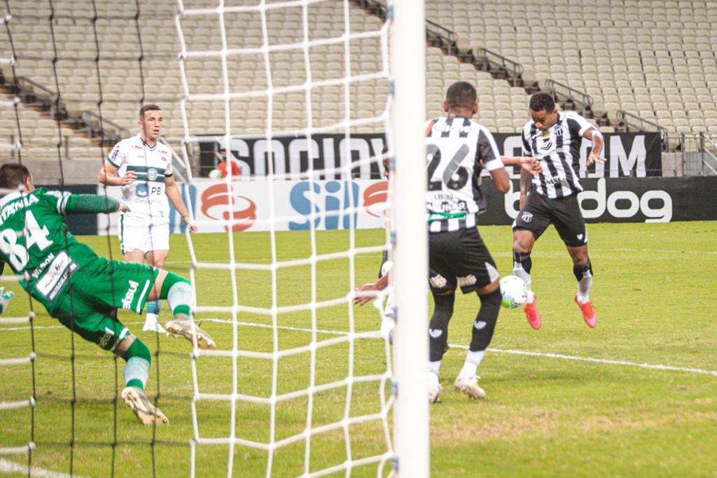 Eduardo celebra o primeiro gol com a camisa do Vozão e relembra dificuldades superadas em seu passado