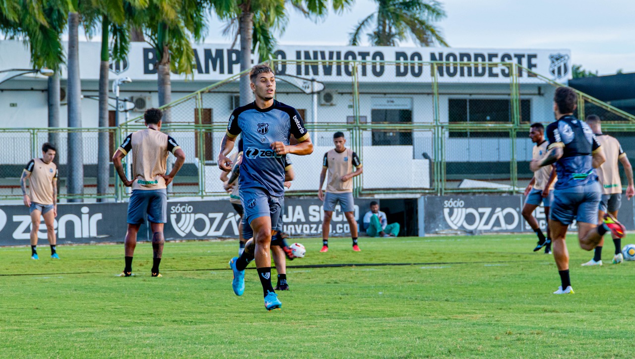 Em entrevista, o atacante Caio Rafael fala de sua trajetória no Mais Querido