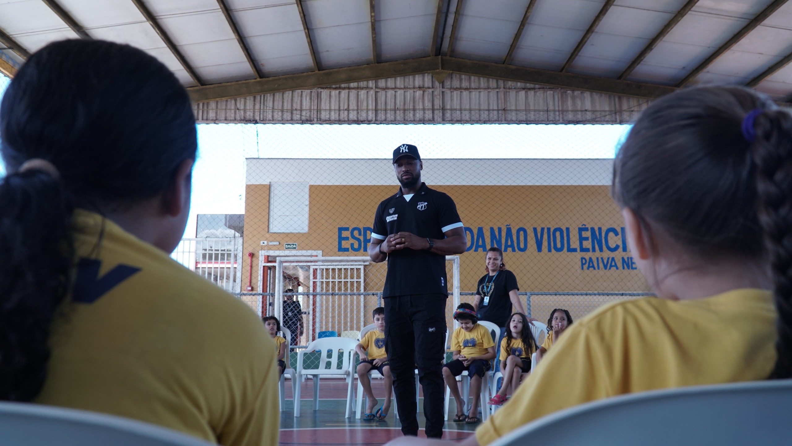 Luiz Otávio visita a sede da Legião da Boa Vontade e participa de roda de conversa com crianças assistidas pela instituição