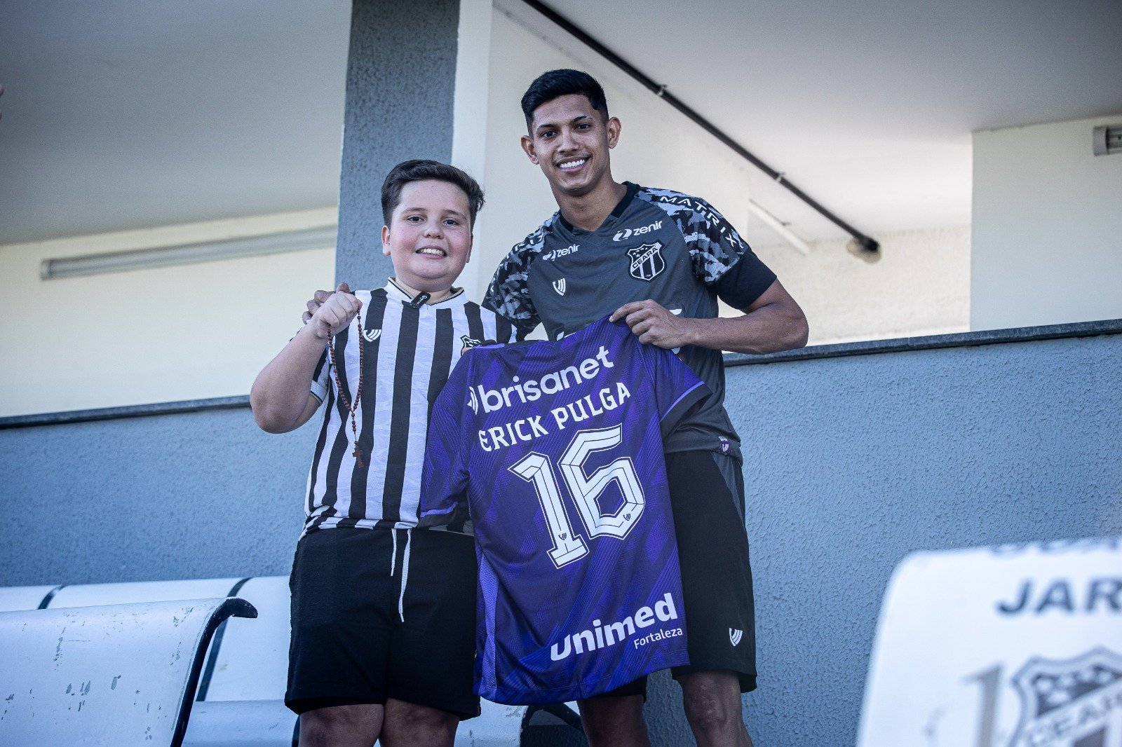 "Deus sabe o que faz!": Torcedor do Ceará que viralizou com comemoração conhece sede e recebe camisa de Pulga