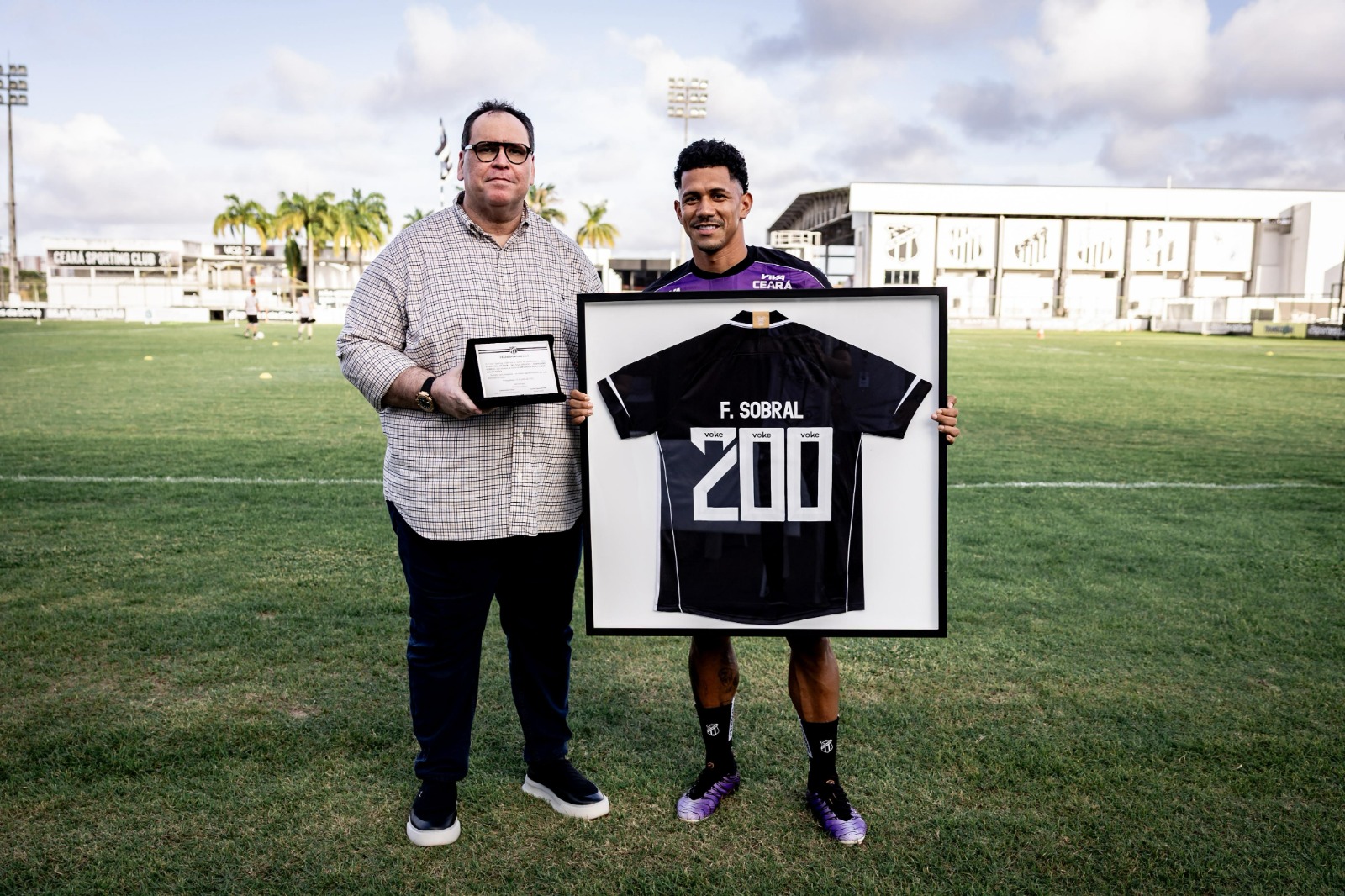 Fernando Sobral recebe camisa personalizada e placa em homenagem pelos 200 jogos pelo Ceará