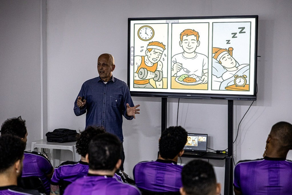 Atletas da base e do profissional participam de palestra com Dr. Fernando Soléra sobre antidopagem no futebol