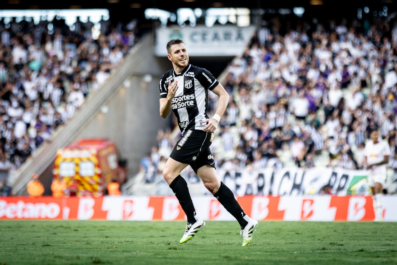 Aylon brinca sobre gols anulados e celebra tento contra RB Bragantino: "Saiu na hora certa"
