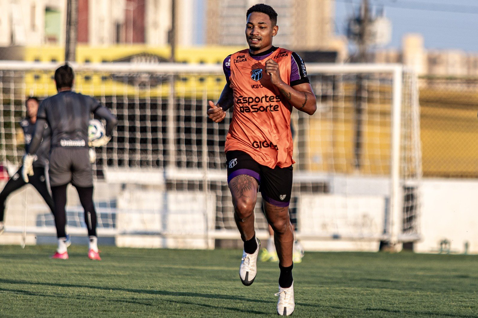 Recuperado de lesão, Fernandinho conclui primeira semana de transição