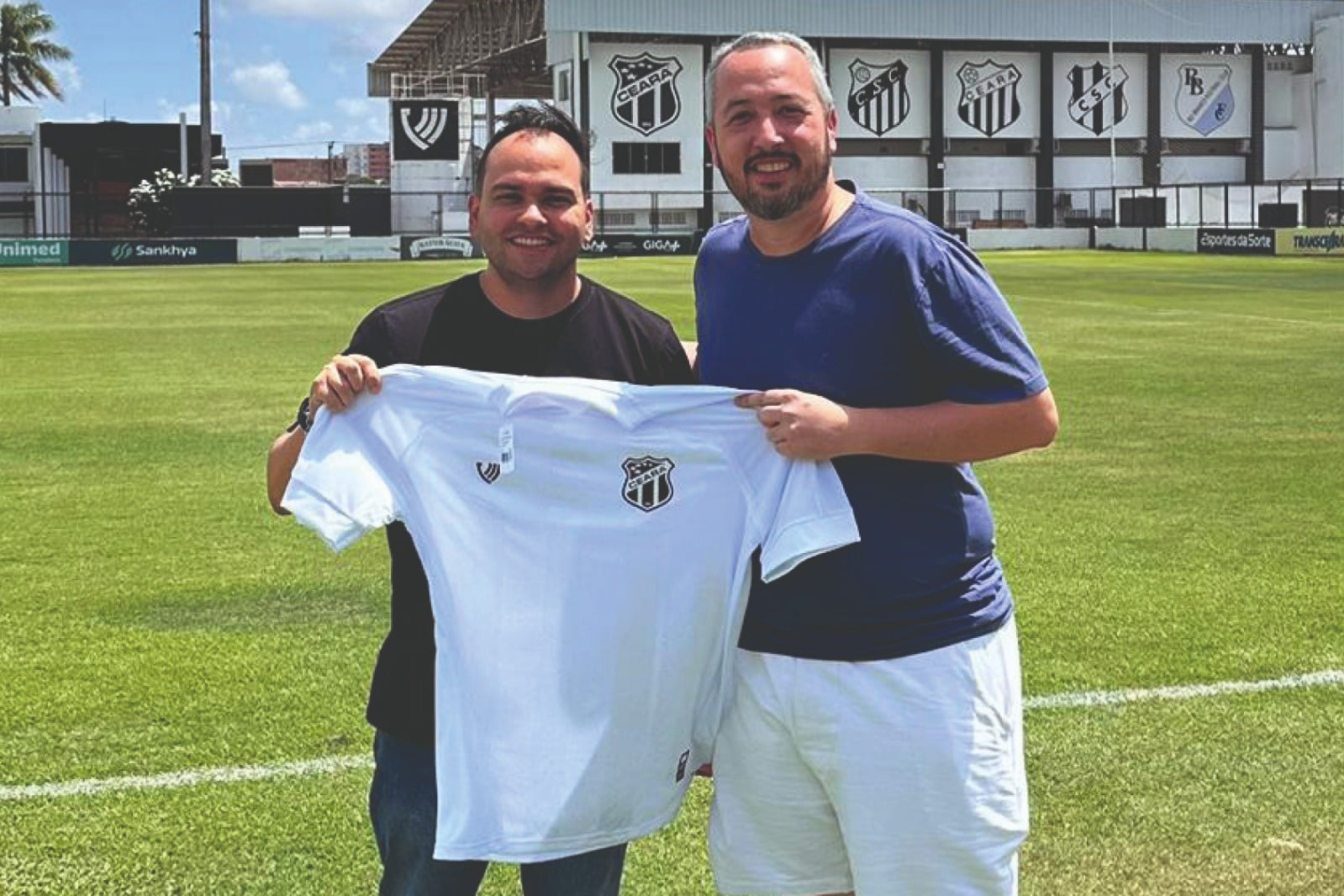 Técnico da Seleção Brasileira Sub-17 de Futsal conhece instalações do Ceará e recebe camisa do Time do Povo